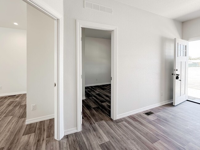 Building Photo - ~ AVAILABLE NOW ~ DUPLEX (LEFT)