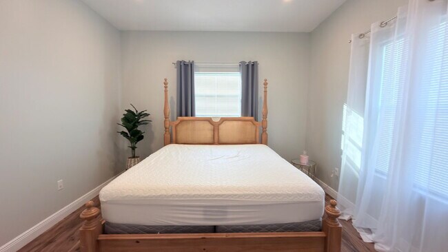 Building Photo - 4658 San Lorenzo Dr