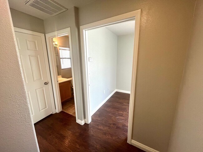 Building Photo - **$800 OFF MOVE IN BY 11/14/25**Spacious T...