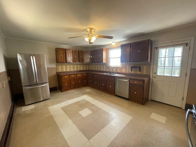 Building Photo - Colorful, eclectic 3-bedroom house in Pitt...