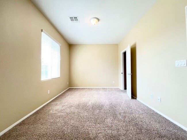 Building Photo - Welcome to this well-maintained 3-bedroom, 2.5-bath home