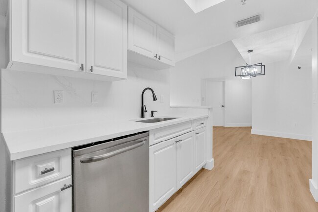 Building Photo - 400 Crestwood Ct N