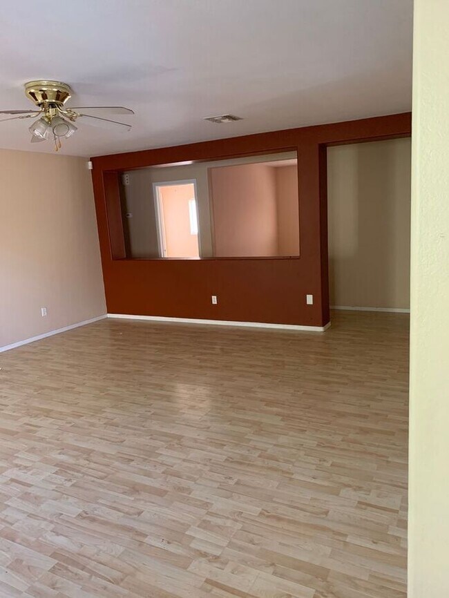 Building Photo - COMING SOON! Bright Open Floorplan in El Mirage