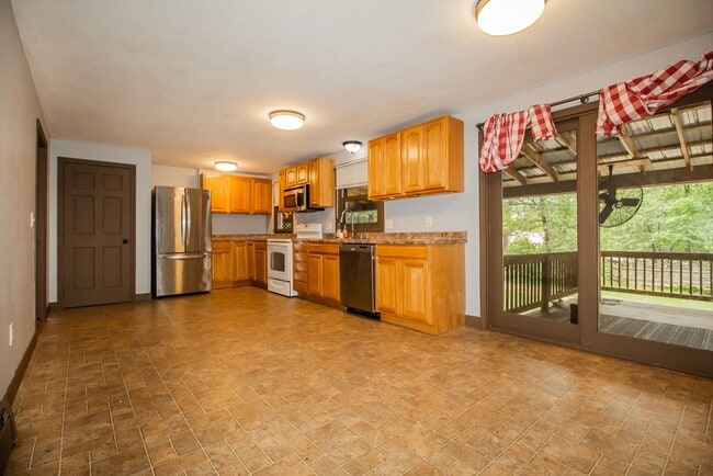 Building Photo - 186 Providence St