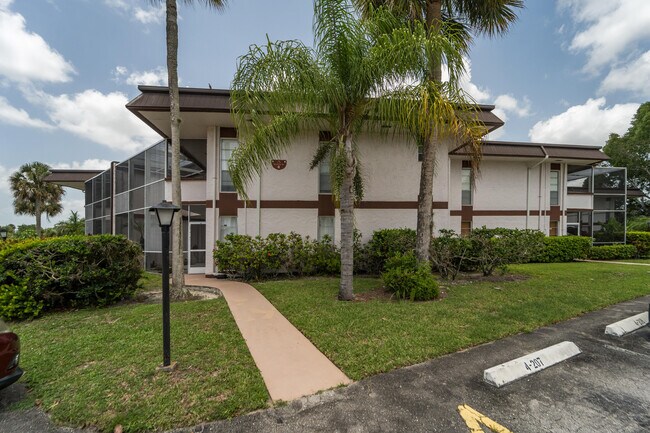 Building Photo - 4 Greenway Dr