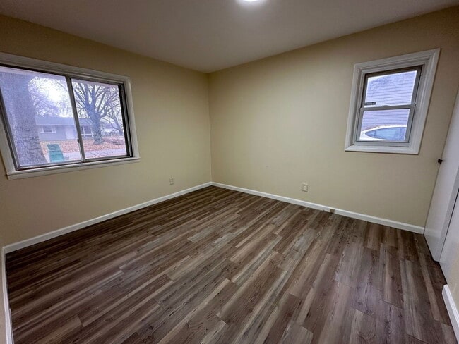 Building Photo - 13 W Adams Dr