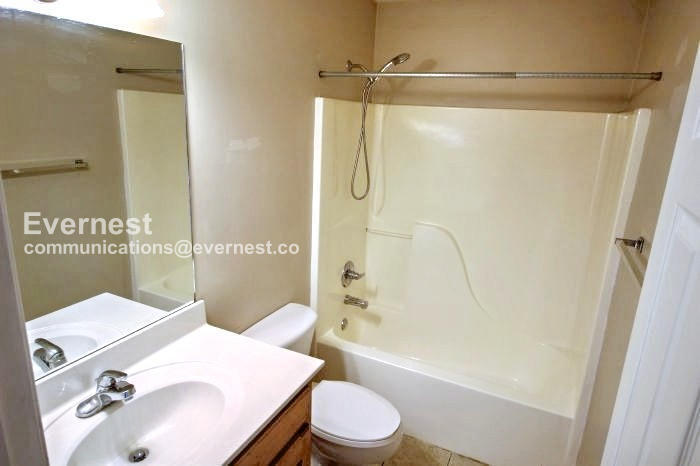 Building Photo - 5555 Crooked Creek Dr