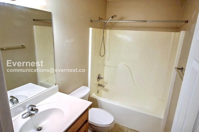 Building Photo - 3 Bed/2 Bath Home with Garage / Pet-Friend...