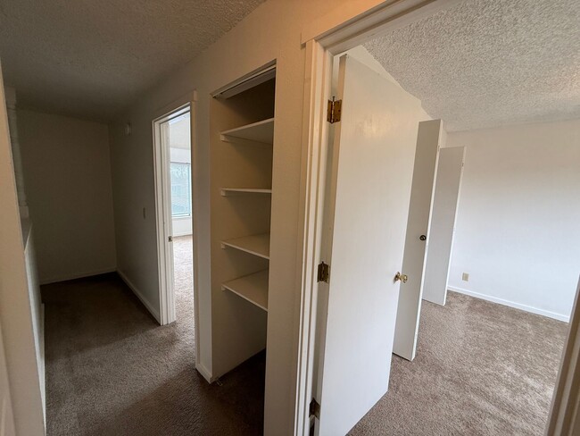 Building Photo - NE Bend 2bed/1.5bath Townhome Near St Charles with Garage