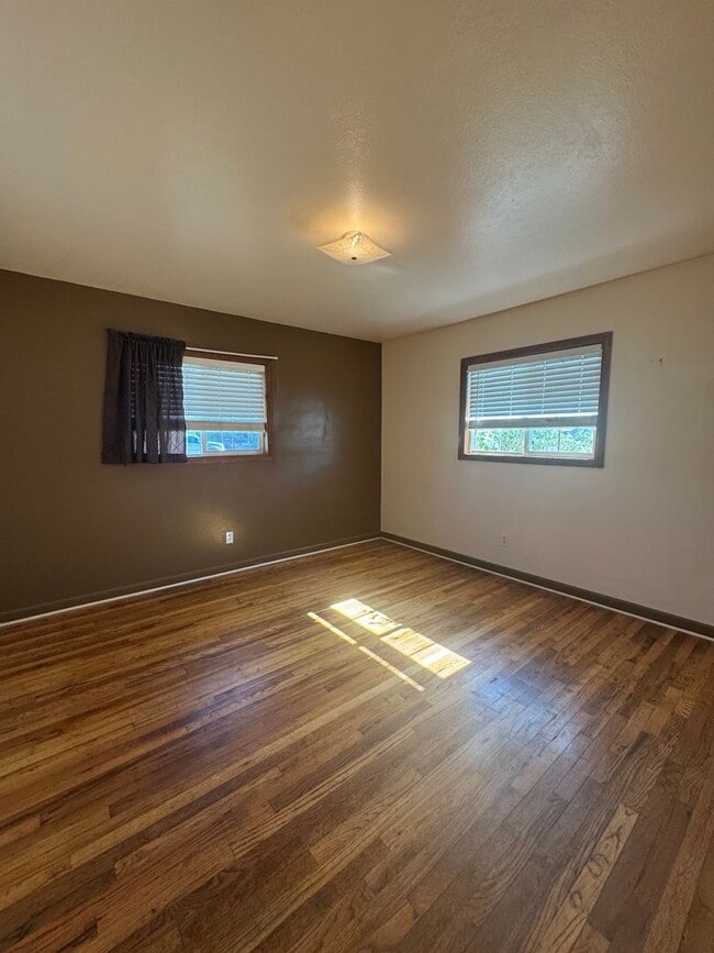 Building Photo - 3 bed 1 bath with large back yard - sewer ...