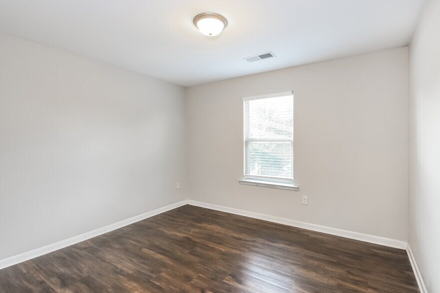 Building Photo - 255 Magnaview Dr