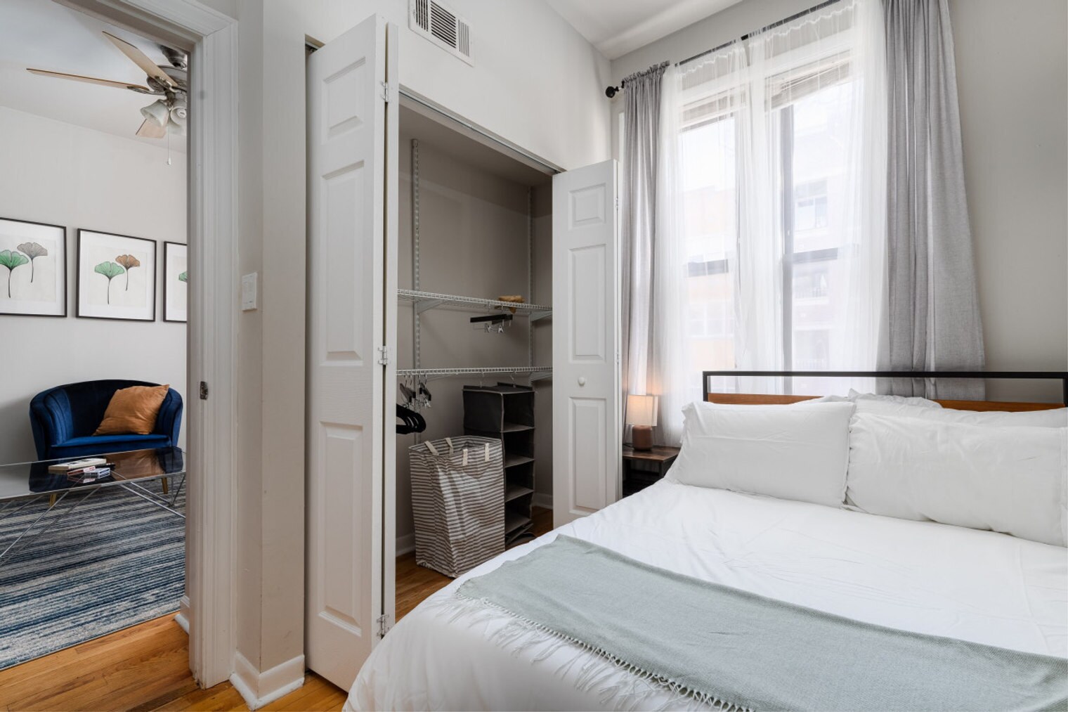 Building Photo - 906 N Damen Ave