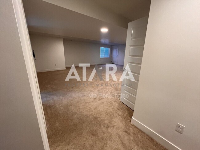 Building Photo - 909 Sagehill Dr