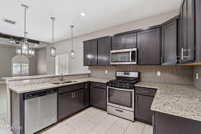 Building Photo - 14925 Tierra Mirage Ave