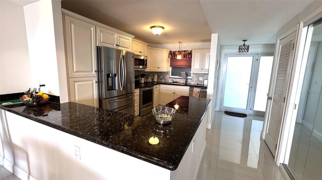 Building Photo - 328 N Ocean Blvd