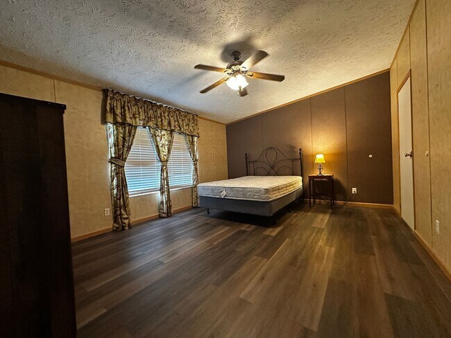 Building Photo - Spacious 4 bedroom/2 bath home for rent - ...