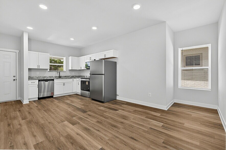 Building Photo - 3947 Rookwood Ave