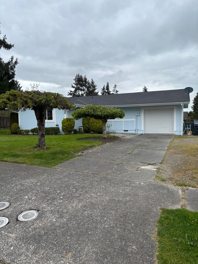 Building Photo - 3 Bed Home with Yard, Garage + In-Unit W/D