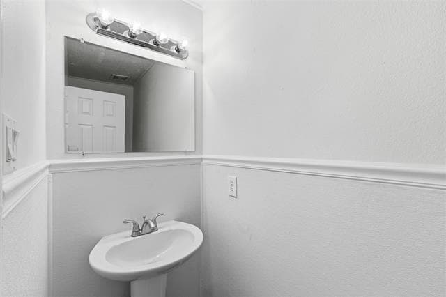 Building Photo - 1124 Breezewood Dr