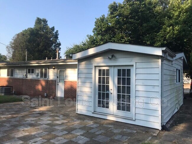 Building Photo - 370 St Edward Ln