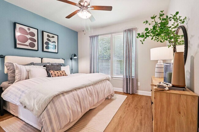 Building Photo - Luxury Living with Up to 8 Weeks Free!