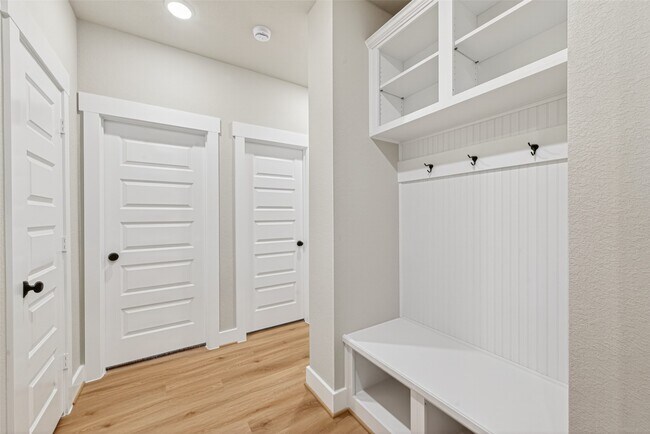 Building Photo - 2216 Inglenook Grv Dr