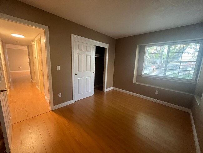 Building Photo - 3bed 2bath available in Rosemont! Pet frie...