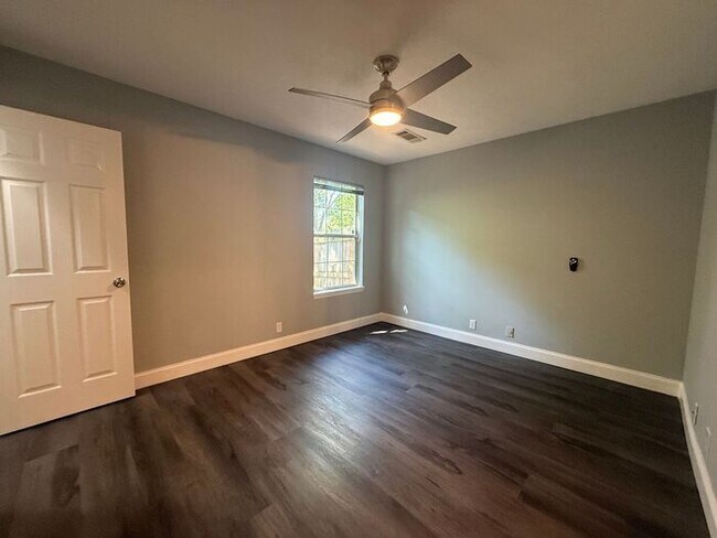 Building Photo - Cute Two Bedroom House in Donelson - Garage & Fenced Backyard