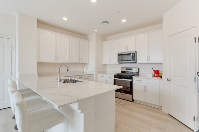 Building Photo - SPACIOUS 4BEDROOM 3BATH HOME IN INSPIRADA