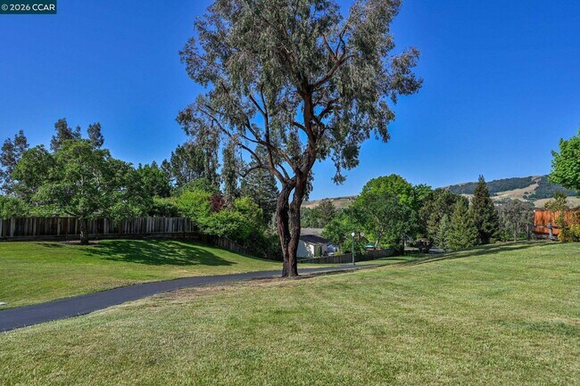 Building Photo - 340 Borica Dr