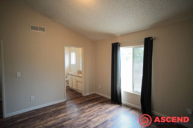 Building Photo - Lovely Home in East Bakersfield!