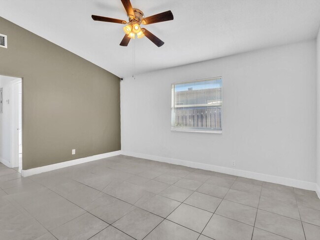 Building Photo - 525 NW 10th Ave