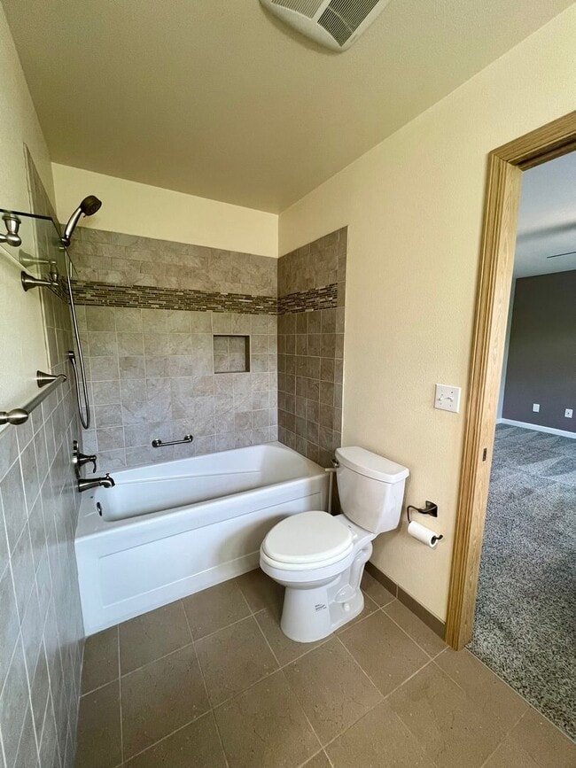 Building Photo - Well Maintained 3BD - Yard Maint. Included