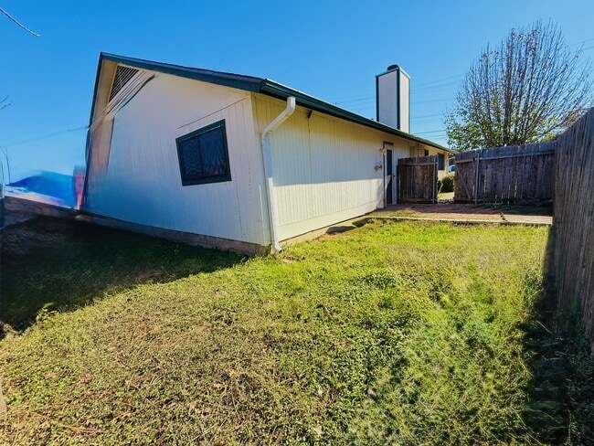 Building Photo - 621 Luther Dr