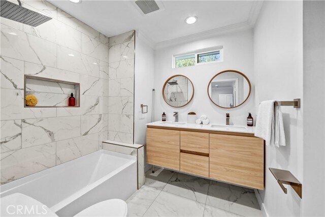 Building Photo - 725 N Doheny Dr