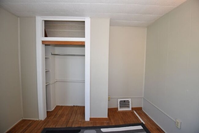 Building Photo - Close to Downtown Mishawaka- 2 bedroom duplex apartment