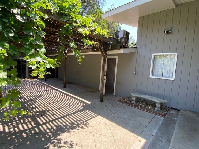Building Photo - Spacious Visalia home in a well establishe...