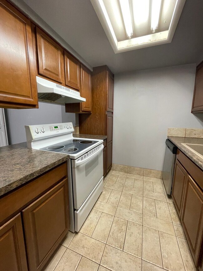 Building Photo - 1 MONTH FREE!! 2B/1B Upper Level Condo in Cottonwood Villas - Available NOW!