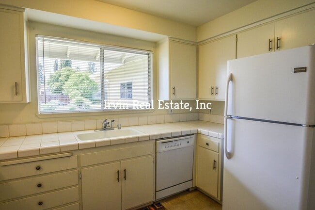 Building Photo - Nice 4 Bedroom Rancher