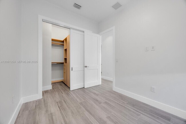 Building Photo - 2426 SW 25th St