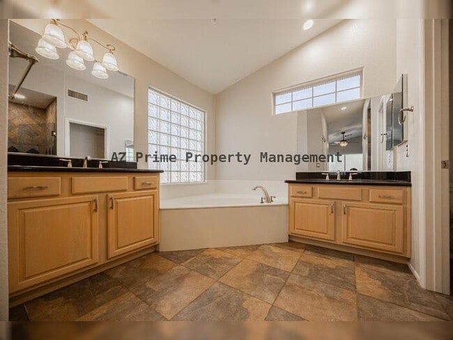 Building Photo - 873 W Tremaine Ave