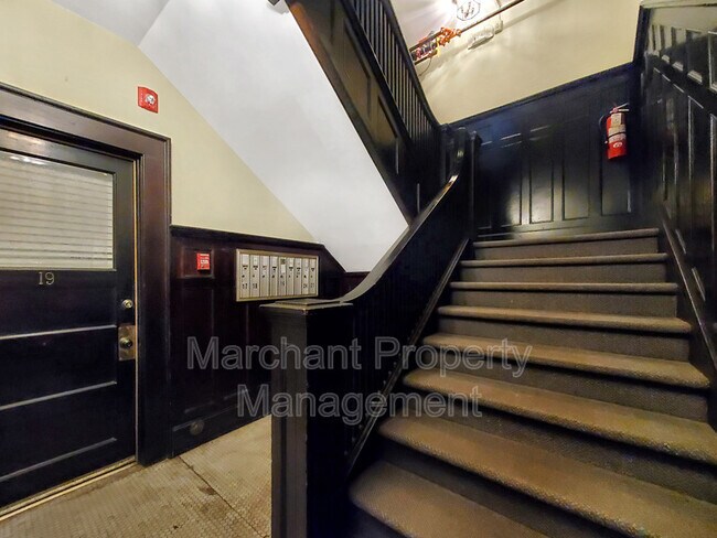 Building Photo - 400 E Washington St