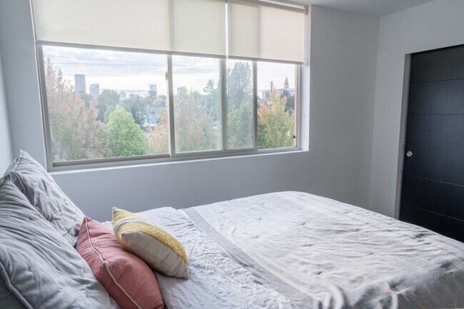 Building Photo - 3Bd/3.25Ba Seattle