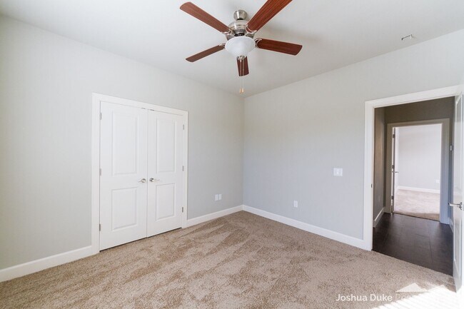 Building Photo - 3 bedroom 2 bath modern style home minutes from I-49 and Fayetteville access !!