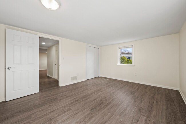 Building Photo - Dolly's