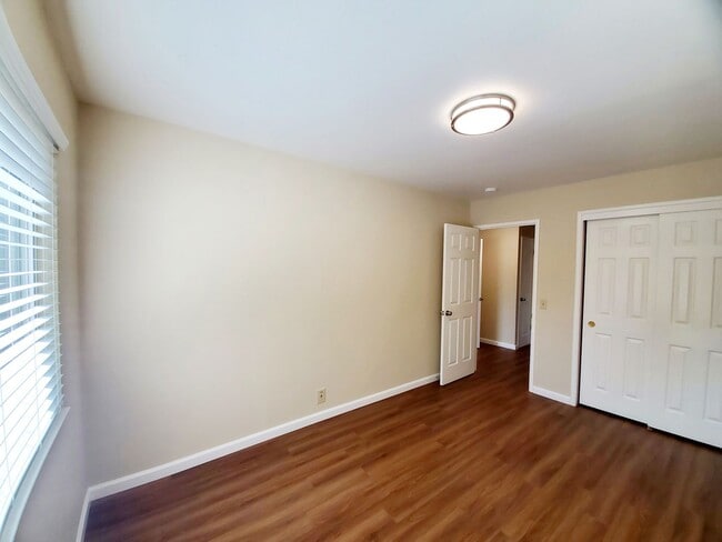 Building Photo - Lovely 3 bedroom 2 bath duplex with private garage and backyard