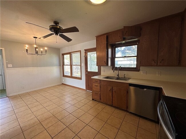 Building Photo - 117 Holly Dr