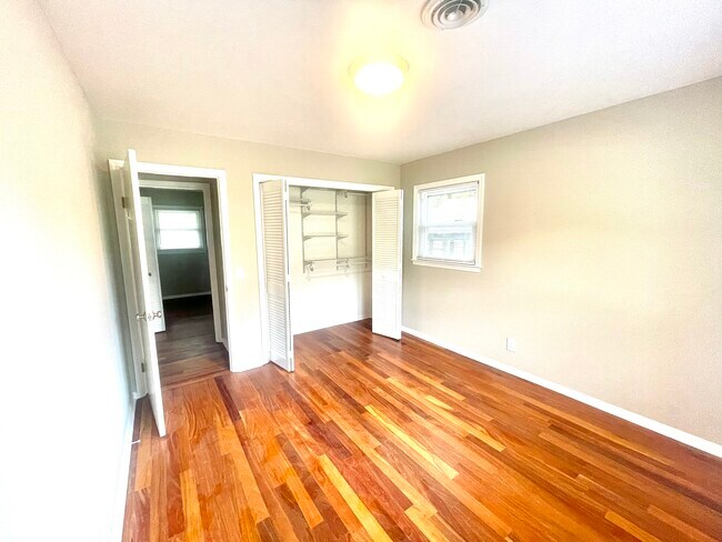 Building Photo - 1431 Glencoe Dr