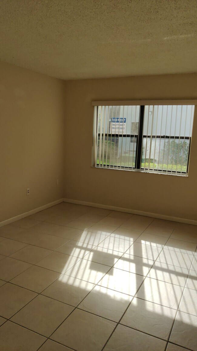 Building Photo - 9427 Fontainebleau Blvd