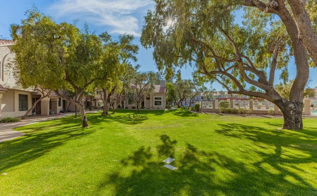 Building Photo - Townes at South Park